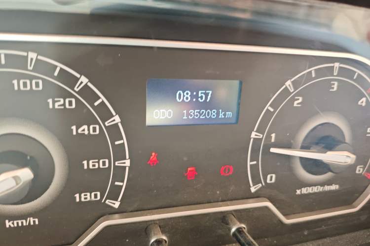 Used SAIC MAXUS Xintu V80 2018 2.5T 6-Speed Manual Aoyuntong Short Wheelbase Mid-Height 5-6 Seater Odometer Close Up
