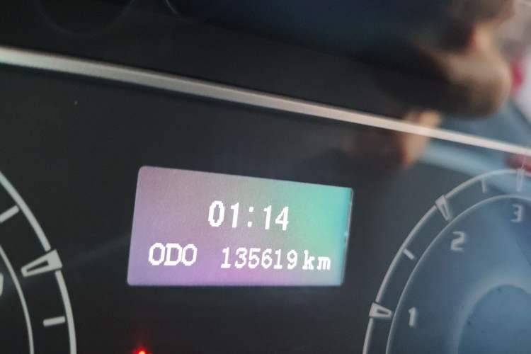 Used SAIC MAXUS Xintu V80 2018 2.5T 6-Speed Manual Aoyuntong Short Wheelbase Mid-Height 5-6 Seater Odometer Close Up