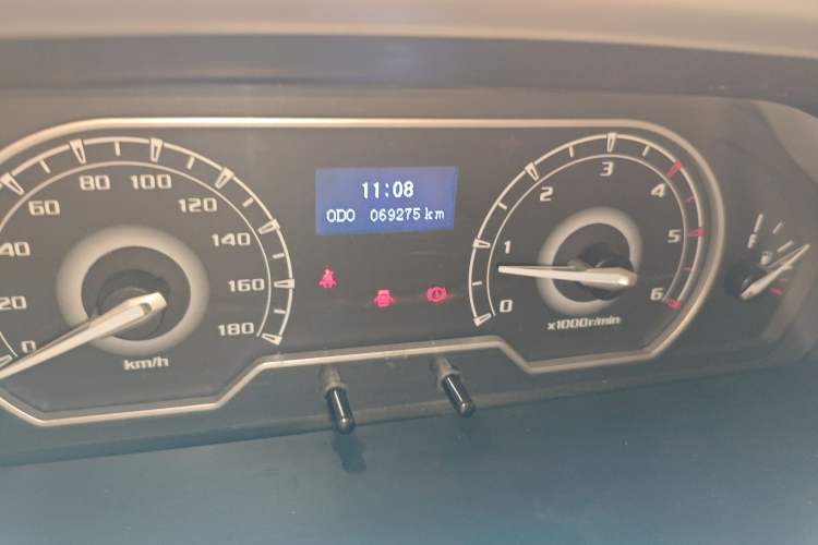 Used SAIC MAXUS Xintu V80 2018 2.5T 6-Speed Manual Aoyuntong Short Wheelbase Mid-Height 5-6 Seater Odometer Close Up