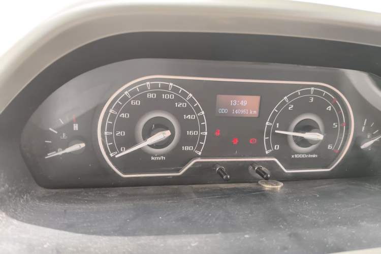 Used SAIC MAXUS Xintu V80  Odometer Close Up