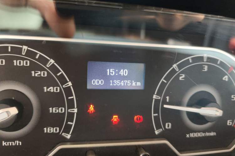 Used SAIC MAXUS Xintu V80 2018 2.5T 6-Speed Manual Aoyuntong Short Wheelbase Mid-Height 5-6 Seater Odometer Close Up
