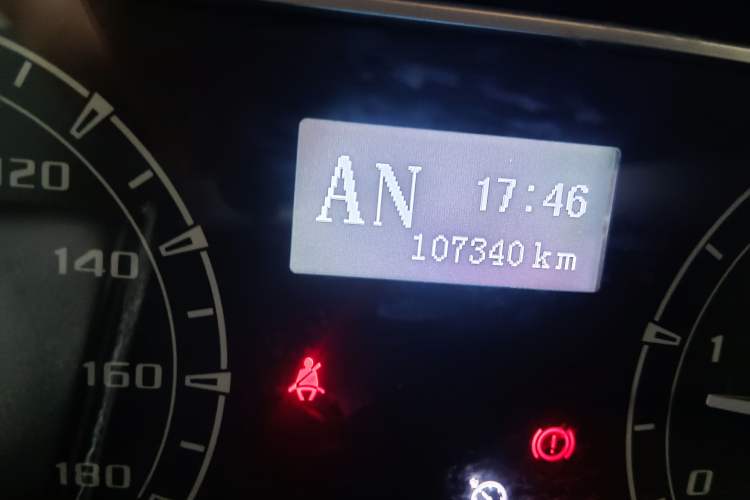 Used SAIC MAXUS Xintu V80  Odometer Close Up