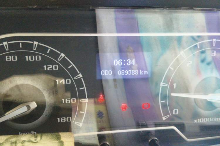 Used SAIC MAXUS Xintu V80 2018 2.5T 6-Speed Manual Aotuntong Facelifted Long Wheelbase Mid-Height 7-Seater Odometer Close Up