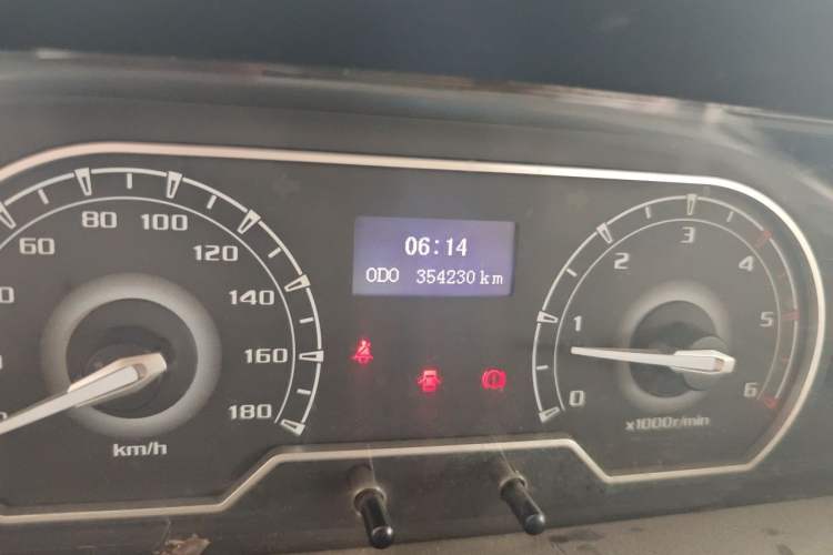 Used SAIC MAXUS Xintu V80 2018 2.5T 6-Speed Manual Aotuntong Facelifted Long Wheelbase Mid-Height 7-Seater Odometer Close Up