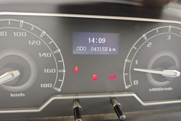 Used SAIC MAXUS Xintu V80 2018 2.5T 6-Speed Manual Aoyuntong Short Wheelbase Mid-Height 5-6 Seater Odometer Close Up