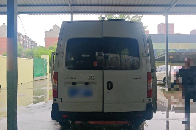 Used SAIC MAXUS Xintu V80 2018 2.5T 6-speed manual Aoyuntong short-wheelbase ultra-low roof 5- or 6-seat model Rear