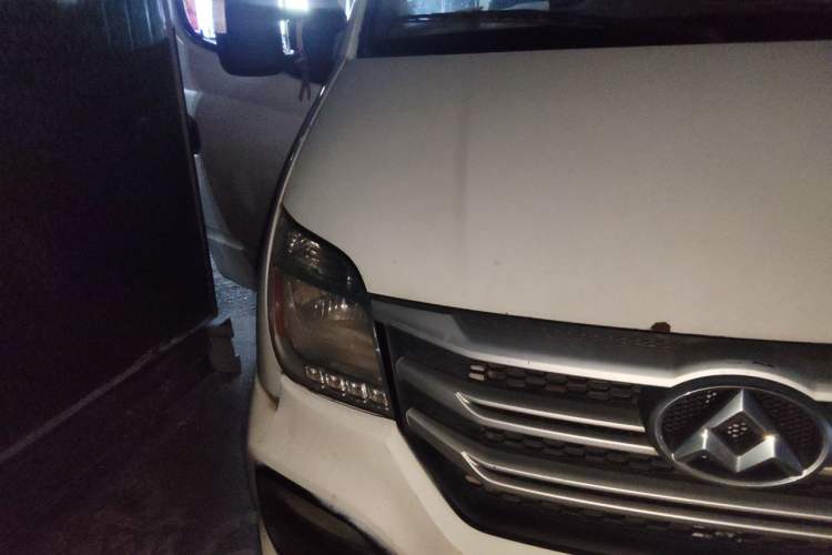Used SAIC MAXUS Xintu V80 2018 2.5T 6-Speed Manual Aowentong Long-Wheelbase Mid-Roof 7/10-Seater Right Front Headlight