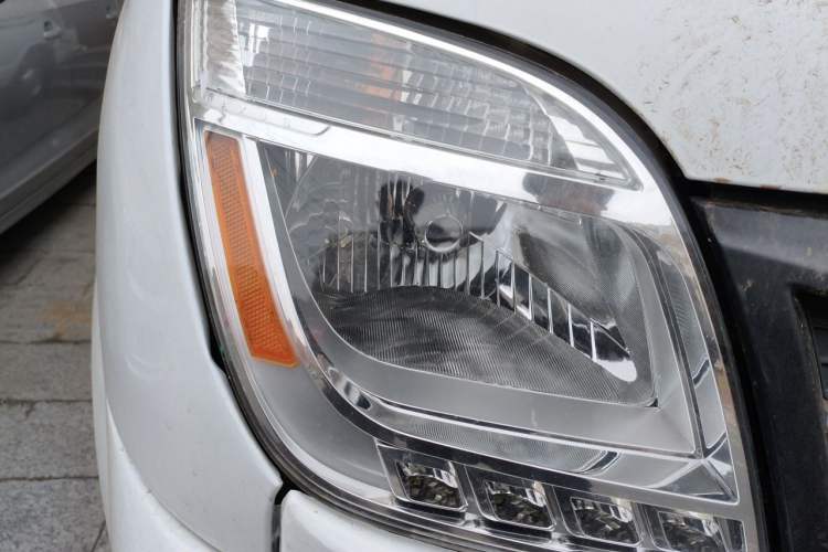 Used SAIC MAXUS Xintu V80 2018 2.5T 6-Speed Manual Aotuntong Facelifted Long Wheelbase Mid-Height 7-Seater Right Front Headlight
