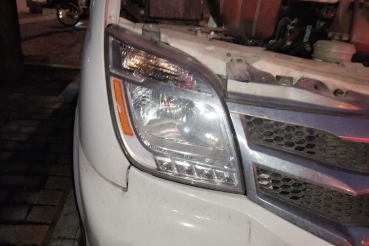 Used SAIC MAXUS Xintu V80 2018 2.5T 6-Speed Manual Aoyuntong Short Wheelbase Mid-Height 5-6 Seater Right Front Headlight