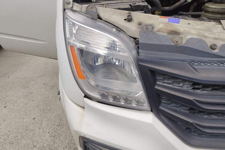 Used SAIC MAXUS Xintu V80 2018 2.5T 6-Speed Manual Aoyuntong Short Wheelbase Mid-Height 5-6 Seater Right Front Headlight