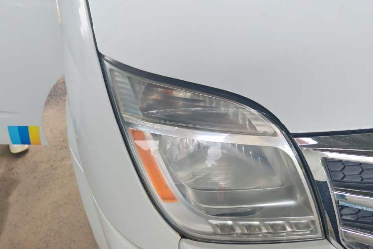 Used SAIC MAXUS Xintu V80 2018 2.5T AMT Aoyuntong Short Wheelbase Mid-Roof 5-6 Seater Right Front Headlight