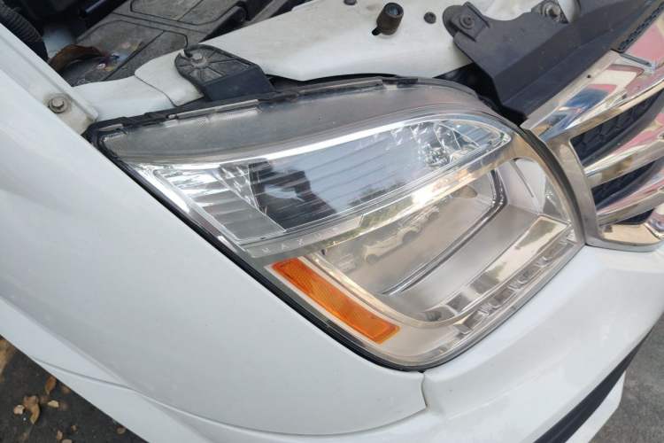 Used SAIC MAXUS Xintu V80 2018 2.5T AMT Aoyuntong Short Wheelbase Ultra-Low Roof 5-6 Seater Right Front Headlight