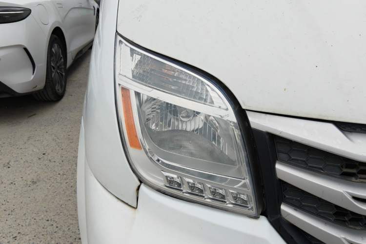 Used SAIC MAXUS Xintu V80 2018 2.5T 6-Speed Manual Aotuntong Facelifted Long Wheelbase Mid-Height 7-Seater Right Front Headlight