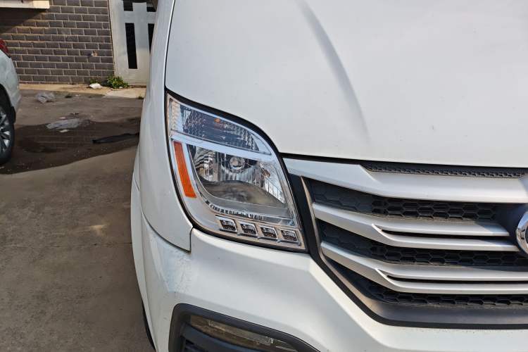 Used SAIC MAXUS Xintu V80 2018 2.5T 6-Speed Manual Aoyuntong Short Wheelbase Mid-Height 5-6 Seater Right Front Headlight