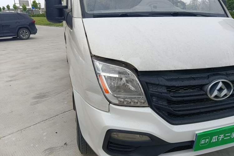 Used SAIC MAXUS Xintu V80 2018 2.5T 6-Speed Manual Elite Edition Long Wheelbase Mid-Height 7/10-Seater Right Front Headlight