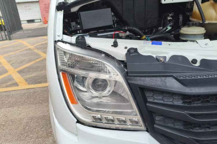 Used SAIC MAXUS Xintu V80 2018 2.5T 6-speed manual van long-wheelbase mid-roof 2-3 seats Right Front Headlight