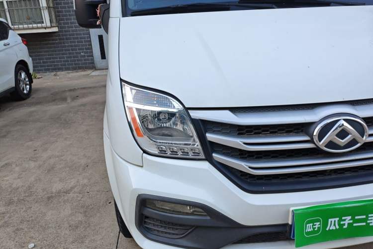 Used SAIC MAXUS Xintu V80 2018 2.5T 6-Speed Manual Aoyuntong Short Wheelbase Mid-Height 5-6 Seater Right Front Headlight