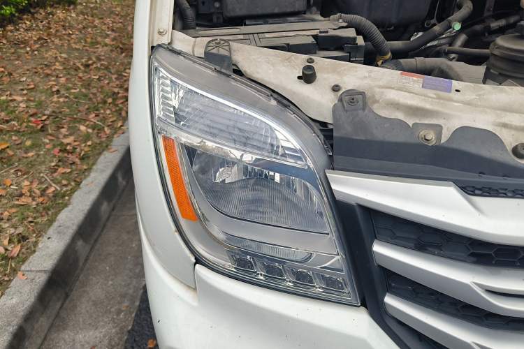 Used SAIC MAXUS Xintu V80  Right Front Headlight