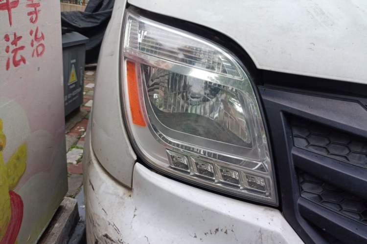 Used SAIC MAXUS Xintu V80 2018 2.5T 6-speed manual van long-wheelbase mid-roof 2-3 seats Right Front Headlight