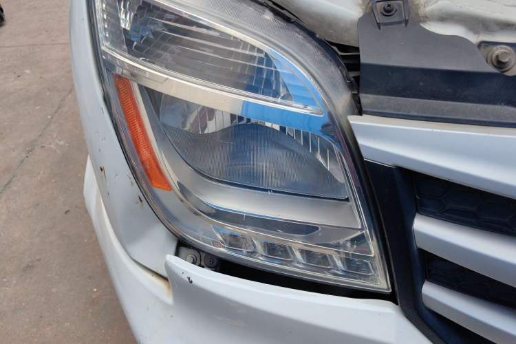 Used SAIC MAXUS Xintu V80 2018 2.5T 6-Speed Manual Aowentong Long-Wheelbase Mid-Roof 7/10-Seater Right Front Headlight