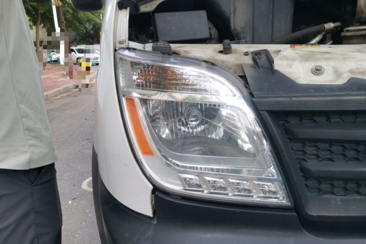 Used SAIC MAXUS Xintu V80 2018 2.5T 6-Speed Manual Commercial Long Wheelbase Mid-Height 9-Seater Right Front Headlight