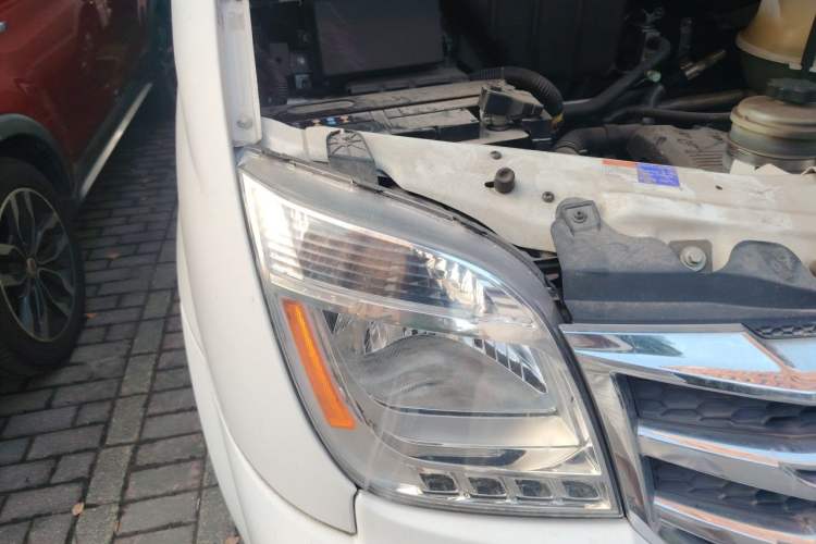 Used SAIC MAXUS Xintu V80 2018 2.5T AMT Elite Edition Long Wheelbase High-Roof 5-Seater Right Front Headlight