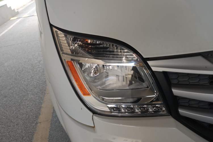 Used SAIC MAXUS Xintu V80 2018 2.5T 6-Speed Manual Aowentong Long-Wheelbase Mid-Roof 7/10-Seater Right Front Headlight