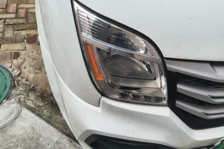 Used SAIC MAXUS Xintu V80 2018 2.5T 6-speed manual van short wheelbase mid-height roof with 2/3 seats Right Front Headlight
