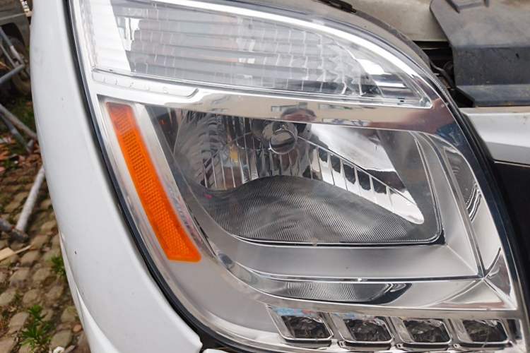 Used SAIC MAXUS Xintu V80 2018 2.5T AMT Elite Edition Short Wheelbase Mid-Roof Design 5-6 Seater Right Front Headlight