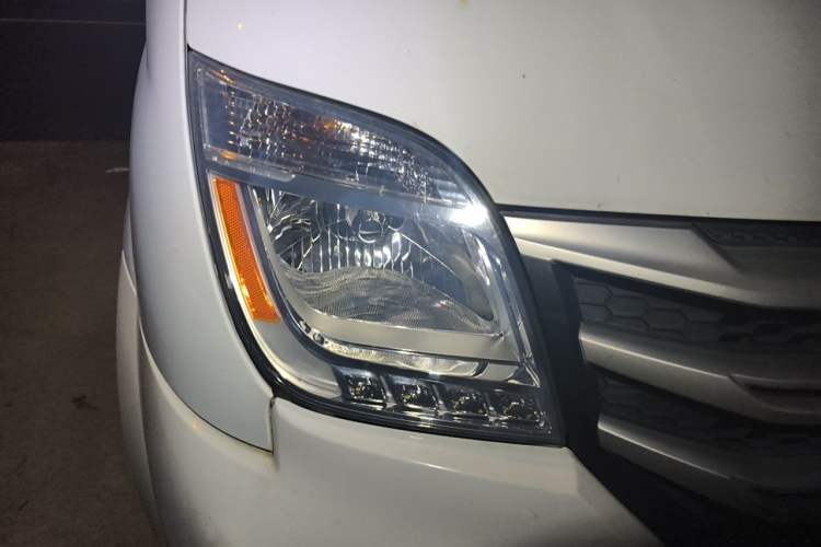 Used SAIC MAXUS Xintu V80 2018 2.5T 6-Speed Manual Aowentong Long-Wheelbase Mid-Roof 7/10-Seater Right Front Headlight