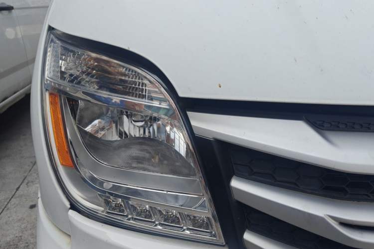 Used SAIC MAXUS Xintu V80 2018 2.5T 6-speed manual Aoyuntong short-wheelbase ultra-low roof 5- or 6-seat model Right Front Headlight