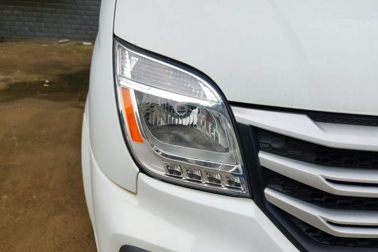 Used SAIC MAXUS Xintu V80 2018 2.5T 6-Speed Manual Aoyuntong Short Wheelbase Mid-Height 5-6 Seater Right Front Headlight