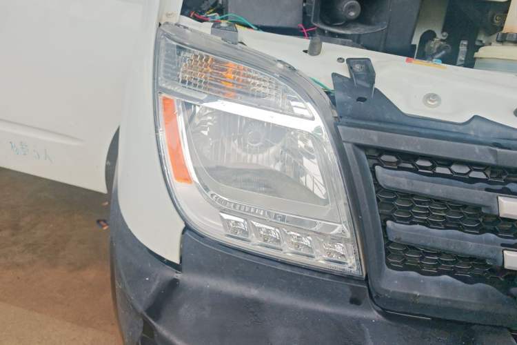Used SAIC MAXUS Xintu V80 2018 2.5T 6-speed manual Aoyuntong short-wheelbase ultra-low roof 5- or 6-seat model Right Front Headlight
