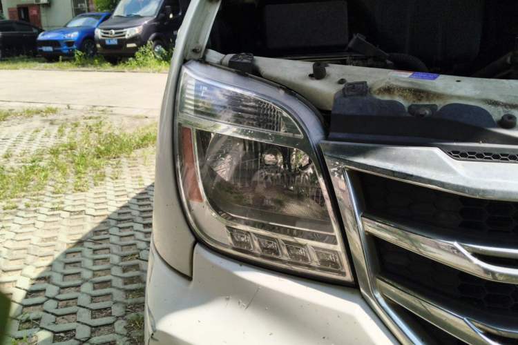 Used SAIC MAXUS Xintu V80 2018 2.5T AMT Elite Edition Long Wheelbase Mid-Roof 5-Seater Right Front Headlight
