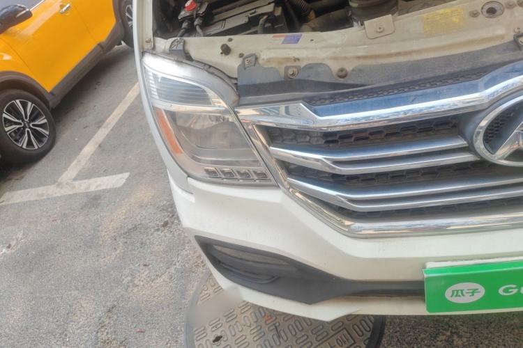 Used SAIC MAXUS Xintu V80 2018 2.5T AMT Aoyuntong Facelifted Model Short Wheelbase Ultra-Low Roof 5-6 Seater Right Front Headlight
