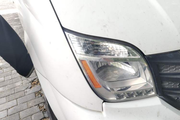 Used SAIC MAXUS Xintu V80 2018 2.5T 6-Speed Manual Aowentong Long-Wheelbase Mid-Roof 7/10-Seater Right Front Headlight