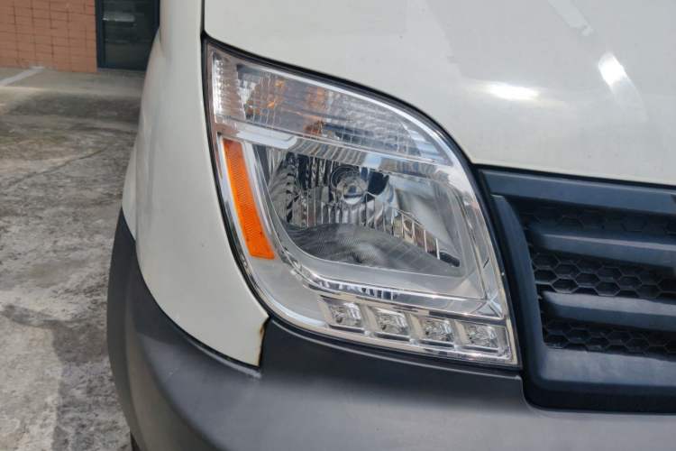 Used SAIC MAXUS Xintu V80 2018 2.5T 6-Speed Manual Commercial Long Wheelbase Mid-Height 9-Seater Right Front Headlight