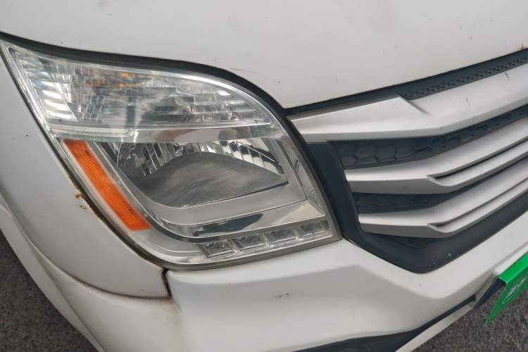 Used SAIC MAXUS Xintu V80 2018 2.5T 6-Speed Manual Aotuntong Facelifted Long Wheelbase Mid-Height 7-Seater Right Front Headlight
