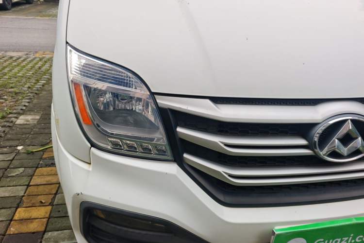 Used SAIC MAXUS Xintu V80 2018 2.5T 6-Speed Manual Aoyuntong Short Wheelbase Mid-Height 5-6 Seater Right Front Headlight