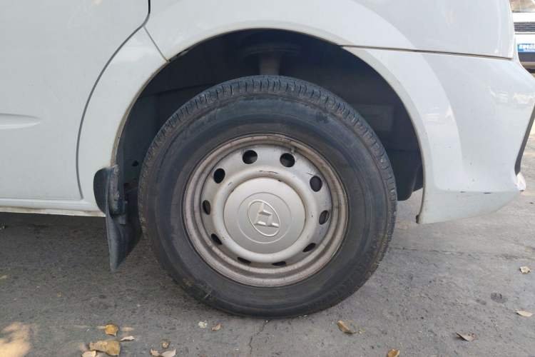 Used SAIC MAXUS Xintu V80 2018 2.5T AMT Aoyuntong Short Wheelbase Ultra-Low Roof 5-6 Seater Right Front Wheel Hub