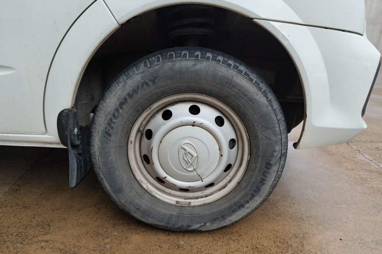 Used SAIC MAXUS Xintu V80 2018 2.5T 6-Speed Manual Aoyuntong Short Wheelbase Mid-Height 5-6 Seater Right Front Wheel Hub