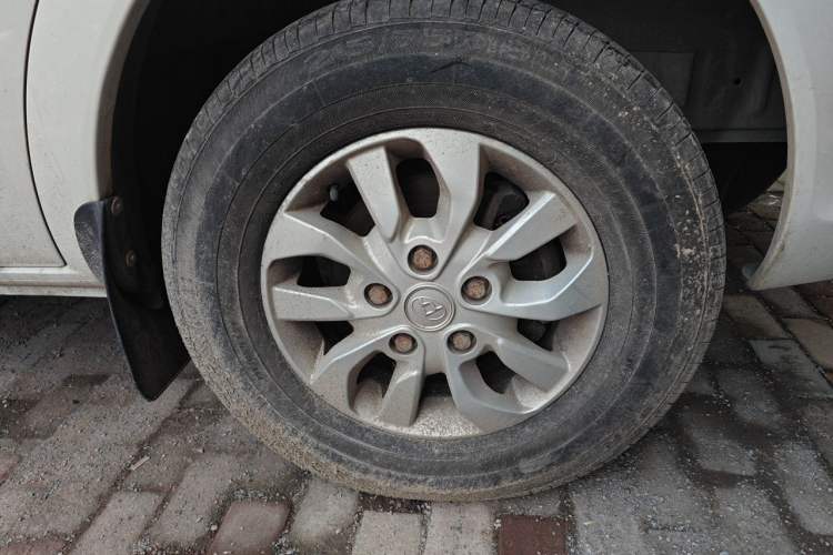 Used SAIC MAXUS Xintu V80  Right Front Wheel Hub