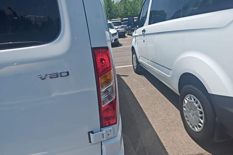 Used SAIC MAXUS Xintu V80 2018 2.5T 6-Speed Manual Aoyuntong Short Wheelbase Mid-Height 5-6 Seater Right Rear Taillight
