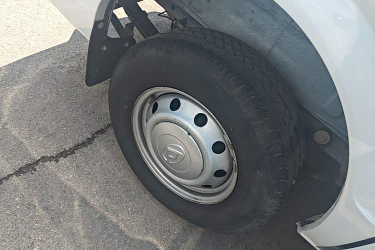 Used SAIC MAXUS Xintu V80 2018 2.5T 6-Speed Manual Aoyuntong Short Wheelbase Mid-Height 5-6 Seater Right Rear Wheel Hub