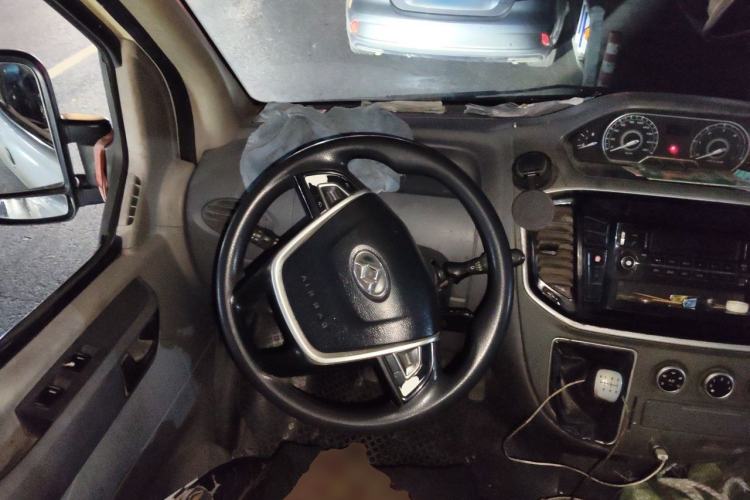 Used SAIC MAXUS Xintu V80 2018 2.5T 6-Speed Manual Aowentong Long-Wheelbase Mid-Roof 7/10-Seater Steering Wheel