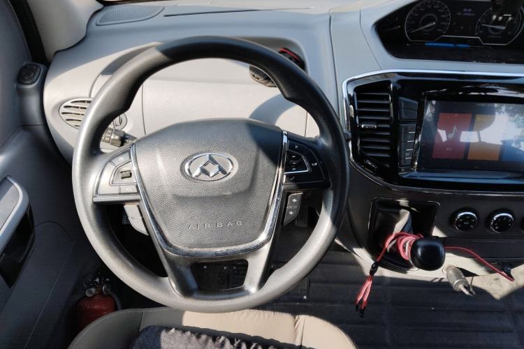 Used SAIC MAXUS Xintu V80 2018 2.5T 6-Speed Manual Aowentong Long-Wheelbase Mid-Roof 7/10-Seater Steering Wheel