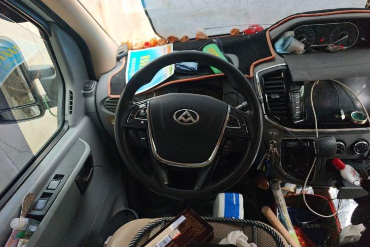 Used SAIC MAXUS Xintu V80 2018 2.5T AMT Aoyuntong Short Wheelbase Mid-Roof 5-6 Seater Steering Wheel