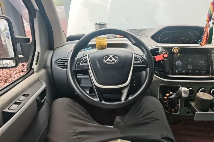 Used SAIC MAXUS Xintu V80 2018 2.5T 6-speed manual Aoyuntong short-wheelbase ultra-low roof 5- or 6-seat model Steering Wheel