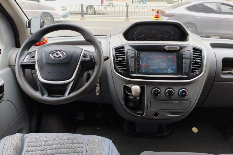 Used SAIC MAXUS Xintu V80 2018 2.5T 6-Speed Manual Aotuntong Facelifted Long Wheelbase Mid-Height 7-Seater Steering Wheel