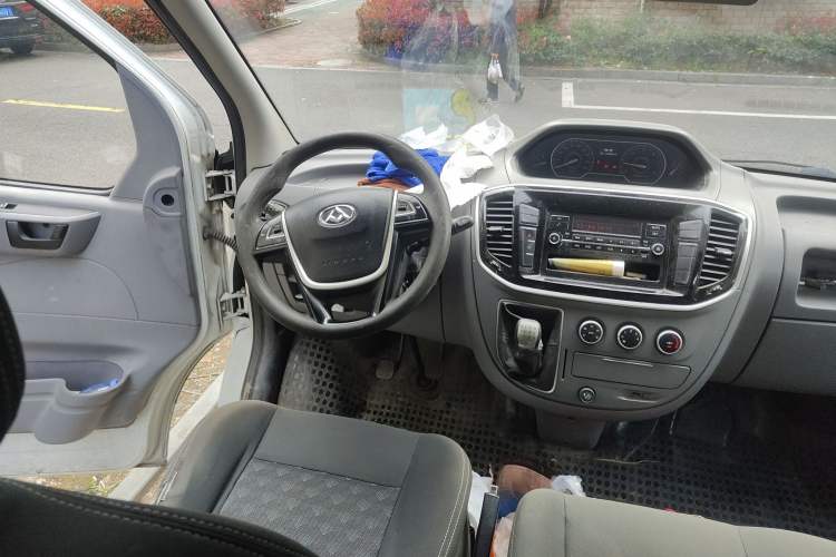 Used SAIC MAXUS Xintu V80 2018 2.5T 6-Speed Manual Aoyuntong Short Wheelbase Mid-Height 5-6 Seater Steering Wheel